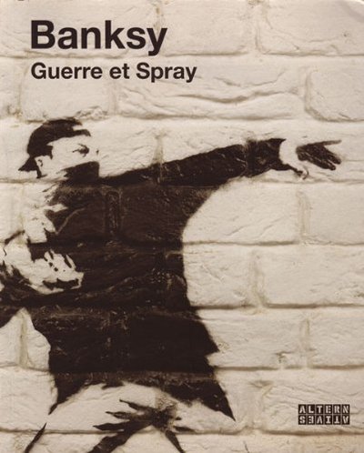 Guerre et spray
Banksy
Banksy est connu entre autres pour ses oeuvres sur le mur de séparation entre la Palestine et Israël et ses installations sauvages dans les plus grands musées du monde.Dans un monde où nous sommes bombardés de messages publicitaires qui envahissent l’espace public, ses oeuvres offrent un regard différent – un regard à la fois drôle et incisif, sans être dogmatique pour autant.
Ce livre, première traduction française de l’ouvrage anglais Banksy, Walls and Piece, rend compte de cette production artistique hors normes, mélange de subversion et d’ironie, qui interroge sur un mode décalé et percutant, notre réalité sociale et culturelle.
L’ouvrage accompagnera la sortie en France du film Faites le mur&#160;! (Exit through the gift shop), réalisé par Banksy lui-même. Il a été présenté aux festivals de Sundance, Berlin et Deauville.
L’événement est soutenu par une importance promotion médias&#160;: partenariat France Inter, Le Monde, Télérama, Les Inrockuptibles, dossier dans Beaux-Arts Magazine&#8230;                     