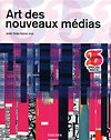 L&#8217;Art des nouveaux médias

Reena Jana

L&#8217;art à l&#8217;ère de la communication digitale

Les artistes se sont toujours très vite réapproprié les techniques des media émergents, de l&#8217;utilisation de la presse d&#8217;imprimerie au début du XVIe siècle par Albrecht Dürer aux expériences de Nam June Paik avec la vidéo dans les années 1960. En 1994, le développement d&#8217;Internet, nouveau medium populaire, a catalysé un mouvement artistique général qui s&#8217;est mis à explorer les possibilités culturelles, sociales et esthétiques offertes par le web, les caméras de surveillance, les téléphones sans fil, les assistants personnels et les appareils GPS. Cet ouvrage s&#8217;intéresse à l&#8217;art des nouveaux media comme à un mouvement artistique à part entière, qui ne se concentre pas seulement sur les formes et les technologies, mais réfléchit également à un contenu thématique et à des stratégies conceptuelles. L&#8217;art des nouveaux media implique souvent la réappropriation, la collaboration et le libre échange d&#8217;idées et de modes d&#8217;expression, et aborde fréquemment les ramifications politiques de la technologie, autour des questions d&#8217;identité, de commercialisation, de vie privée et de domaine public. De nombreux artistes des nouveaux media sont profondément conscients des racines historiques de leur art, et font référence à Dada, au Pop Art, à l&#8217;art conceptuel, à l&#8217;art performance comme au Fluxus.