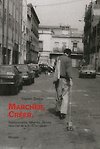 Marcher, Créer&#160;: Déplacements, flâneries, dérives dans l&#8217;art de la fin du XXe siècle

Thierry Davila

Ce livre part d’un constat&#160;: une partie de l’art actuel accorde au déplacement un rôle majeur dans l’invention des œuvres. En ce sens elle ne fait que participer à l’histoire générale de l’art dans laquelle la figure de l’homme qui marche est essentielle. La façon cependant dont cette question est aujourd’hui traitée par les artistes est suffisamment singulière pour mériter une analyse à part entière. C’est ce à quoi s’applique cet ouvrage qui n’est pas un panorama de la fonction plastique du nomadisme mais un choix opéré à partir de recherches contemporaines (essentiellement Gabriel Orozco, Francis Alÿs, le laboratoire Stalker) exemplaires de cette question dont il met en évidence les règles et les mécanismes d’action. Apparaît alors un univers où le déplacement est non seulement le moyen d’une translation spatiale mais également un fait psychique, un outil de fiction ou encore l’autre nom de la production. Cette cinéplastique qui fait de la ville son théâtre d’opération, ces déplacements aux multiples résonances tracent le visage d’un monde où le réel est du processus. C’est le côté «&#160;chinois&#160;» de ces artistes et de leurs œuvres.
