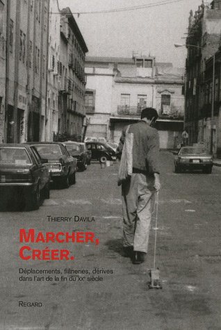 Marcher, Créer&#160;: Déplacements, flâneries, dérives dans l&#8217;art de la fin du XXe siècle

Thierry Davila

Ce livre part d’un constat&#160;: une partie de l’art actuel accorde au déplacement un rôle majeur dans l’invention des œuvres. En ce sens elle ne fait que participer à l’histoire générale de l’art dans laquelle la figure de l’homme qui marche est essentielle. La façon cependant dont cette question est aujourd’hui traitée par les artistes est suffisamment singulière pour mériter une analyse à part entière. C’est ce à quoi s’applique cet ouvrage qui n’est pas un panorama de la fonction plastique du nomadisme mais un choix opéré à partir de recherches contemporaines (essentiellement Gabriel Orozco, Francis Alÿs, le laboratoire Stalker) exemplaires de cette question dont il met en évidence les règles et les mécanismes d’action. Apparaît alors un univers où le déplacement est non seulement le moyen d’une translation spatiale mais également un fait psychique, un outil de fiction ou encore l’autre nom de la production. Cette cinéplastique qui fait de la ville son théâtre d’opération, ces déplacements aux multiples résonances tracent le visage d’un monde où le réel est du processus. C’est le côté «&#160;chinois&#160;» de ces artistes et de leurs œuvres.