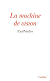 La machine de vision
Paul Virilio
Paul Virilio s’attache à définir la nouvelle logique de l’image. En effet, à côté des différentes technologies, de la logistique de l’image, il existe aussi une logique et des ères de propagation qui ont marqué l’histoire récente. L’ère de la logique formelle, c’est celle de la peinture, de la gravure et de l’architecture qui s’achève avec le xviiie siècle. L’ère de la logique dialectique, c’est celle de la photographie, de la cinématographie ou, si l’on préfère, du photogramme, au xixe siècle. L’ère de la logique paradoxale est celle qui débute avec la vidéographie, l’holographie et l’infographie, comme si, en cette fin de xxe siècle, l’achèvement de la Modernité était lui-même marqué par l’achèvement d’une logique de la représentation publique. Or, si nous connaissons assez bien la réalité de la logique formelle des représentations picturales traditionnelles et, à un moindre degré, l’actualité de la logique dialectique qui préside à la représentation photocinématographique, nous n’appréhendons que très malaisément les virtualités de cette logique paradoxale du vidéogramme, de l’hologramme ou de l’imagerie de synthèse. C’est à cette question que répond aujourd’hui l’ouvrage de Paul Virilio, en tentant d’éclairer le sens d’une mutation des représentations, où «&#160;l’espace public&#160;» de la Cité cède soudain le pas à «&#160;l’image publique&#160;», image paradoxale d’une présence en temps réel qui supplée ainsi à l’espace réel du sujet comme de l’objet.
